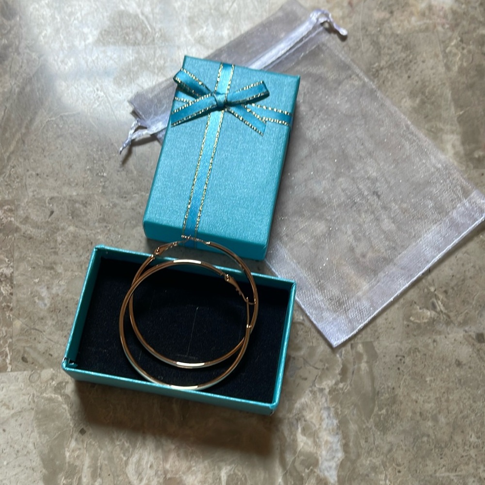 Gold gilding 18 carats (eurogold). These hoops do not tarnish!